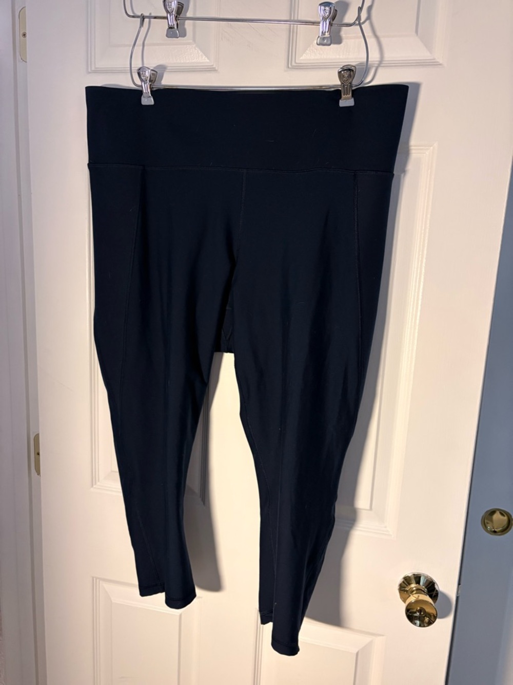 Old Navy Active Elevate High-Waist Capri Leggings in Dark Blue - Picture 9 of 10